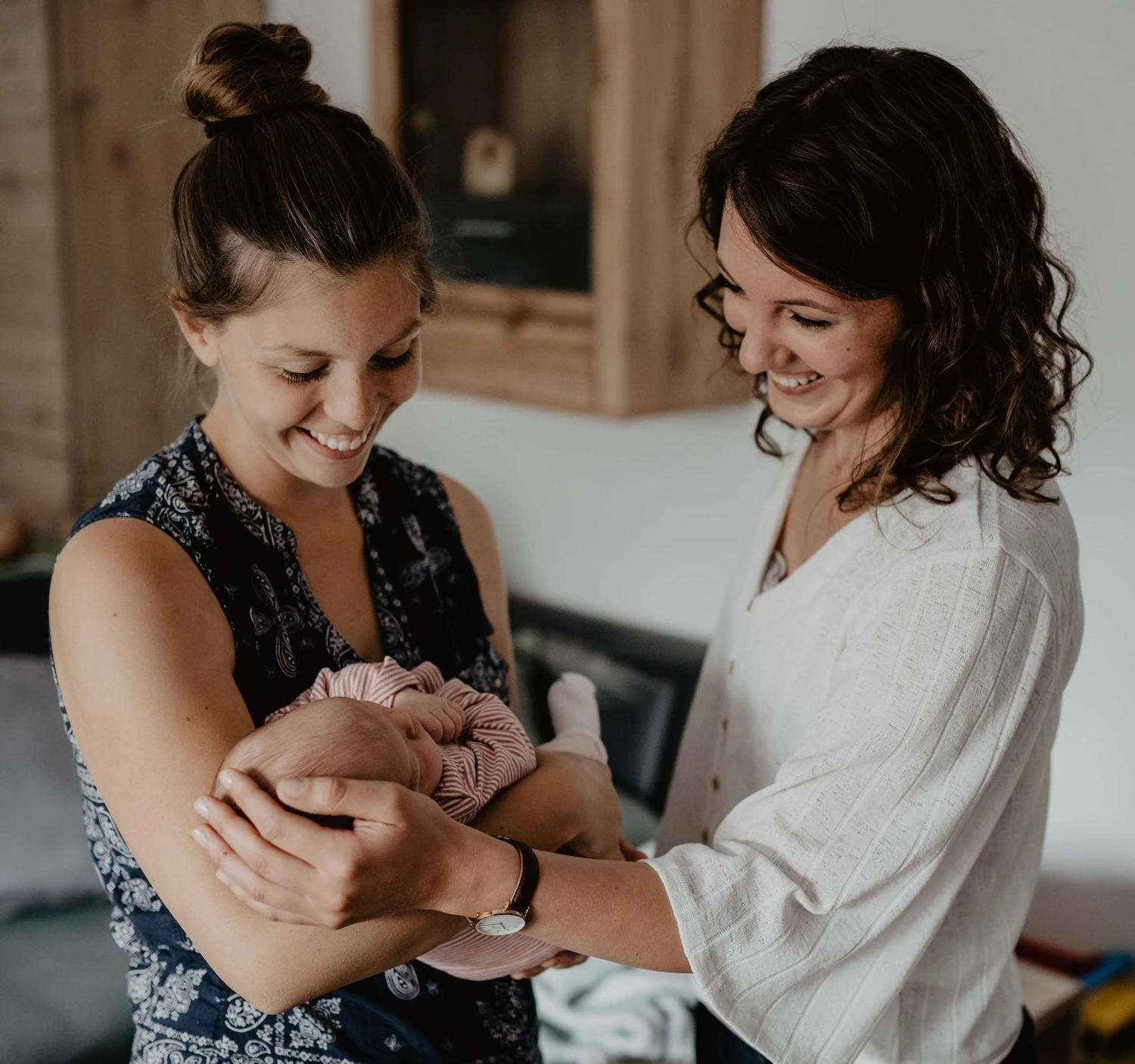 Hebamme Anita mit Mutter und Baby